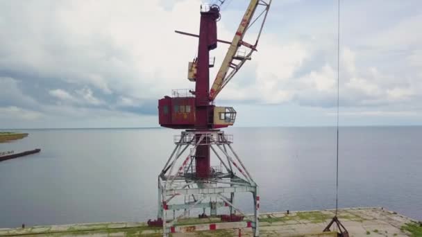 Старий покинутий іржавий журавель у морському порту . — стокове відео