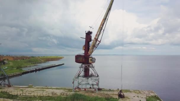 Una vieja grúa oxidada abandonada en el puerto. — Vídeo de stock