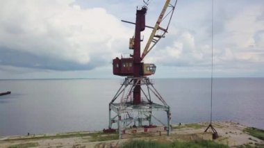 Limanda terk edilmiş eski bir vinç..
