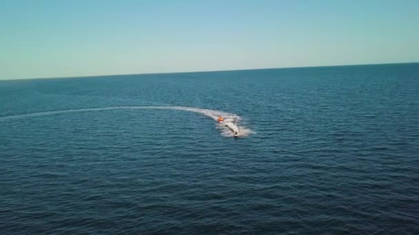 A motor boat takes tourists on the sea waves. — Stock Video