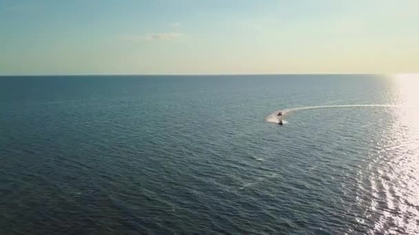 Un barco a motor lleva a los turistas en las olas del mar. — Vídeos de Stock