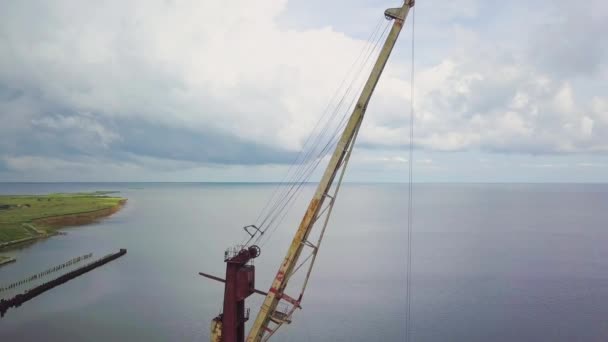 Una vieja grúa oxidada abandonada en el puerto. — Vídeo de stock