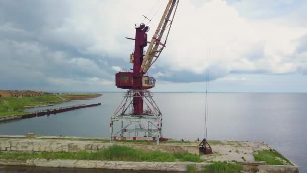 Een oude verlaten roestige kraan in de zeehaven. — Stockvideo