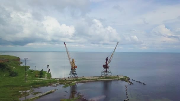 A két daru közötti távolság a tengeri kikötőben. — Stock videók