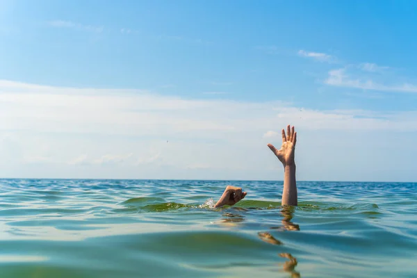 Händerna på en man som drunknar i havet Royaltyfria Stockbilder