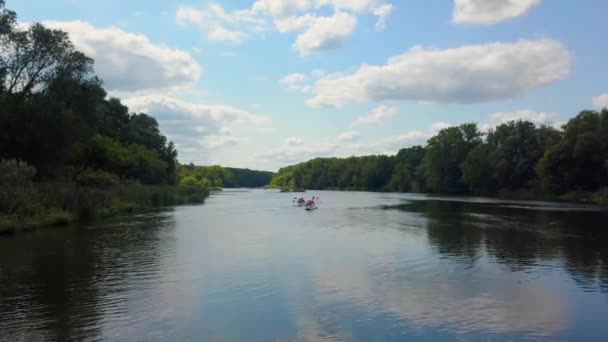 川を巡航するカヤックの空中風景 — ストック動画