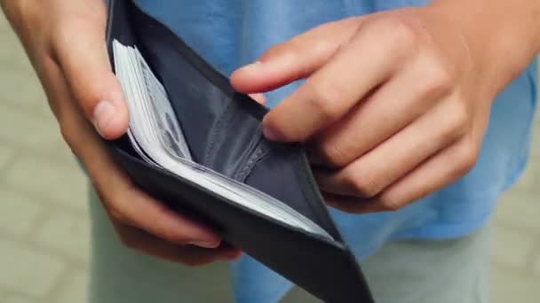 男は紙幣でいっぱいの財布を見て — ストック動画