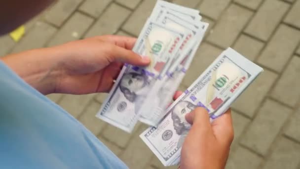 Ein Mann auf der Straße zählt Geld — Stockvideo