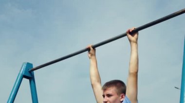 Bir genç parkta spor yapıyor.