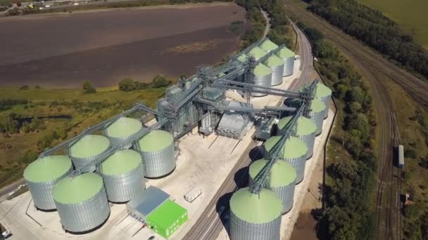 Vista aérea de terras agrícolas e silo de grãos — Vídeo de Stock