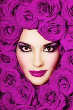 dumanlı gözler ile genç kız