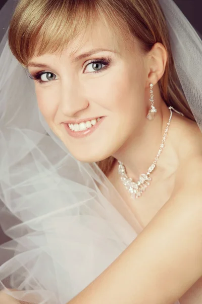 Menyasszony menyasszonyi fátyol portréja — Stock Fotó