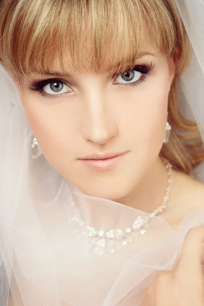 Portrait of  bride in bridal veil — Stock Photo, Image