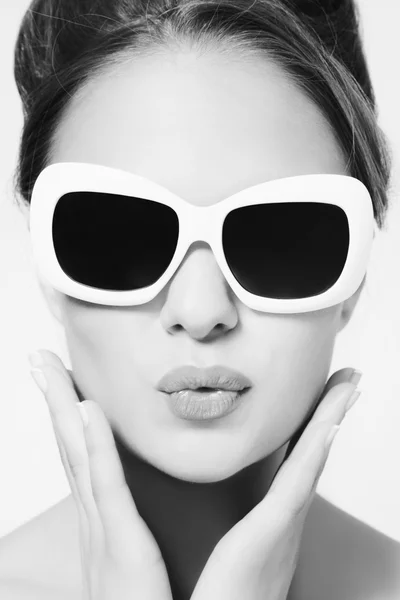 Beautiful woman in vintage sunglasses — Stock Photo, Image