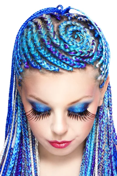 Дівчина з вишуканими синіми косами — стокове фото