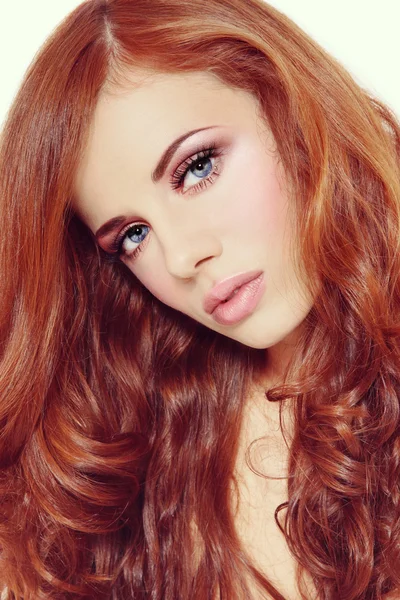Девушка с длинными вьющимися рыжими волосами — стоковое фото