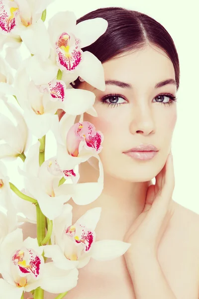 Hermosa chica sana con orquídea — Foto de Stock