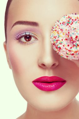 Şık makyaj ile güzel kız