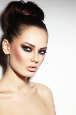 mavi gözlü kadın ile dumanlı gözler