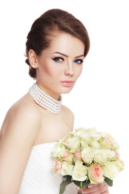 şık makyaj ile mutlu gelin