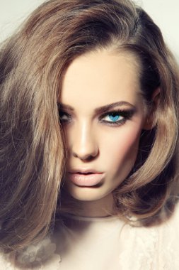 genç güzel mavi gözlü kadın