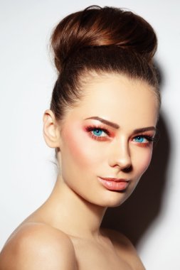 güneşli taze makyaj kadınla