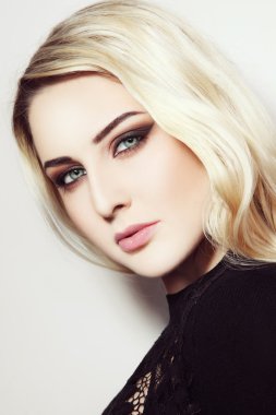 uzun sarı kıvırcık saçlı kız