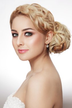 şık makyaj ile sarışın kadın