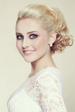 Mutlu gülümseyen sarı gelin