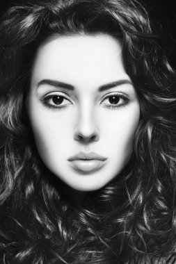 uzun kıvırcık saçlı güzel kadın