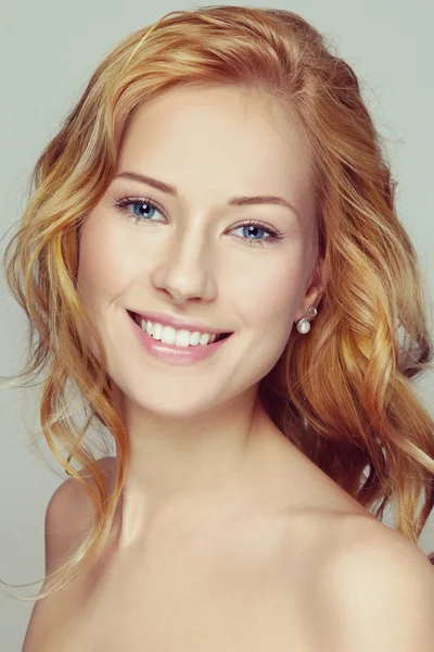Chica sonriente con el pelo rojo rizado —  Fotos de Stock