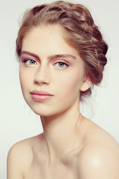 красивая улыбающаяся здоровая девушка
