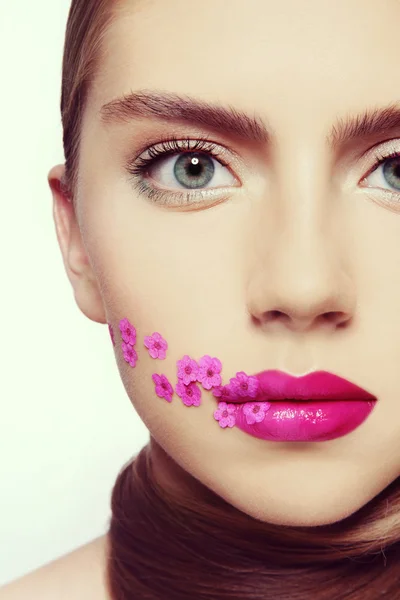 Beautiful girl with fuchsia lipstick — Stock Photo, Image