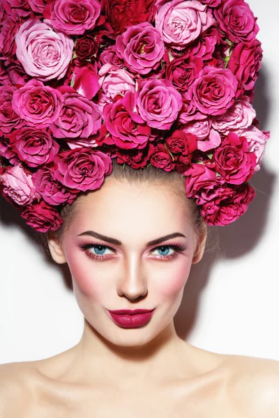 Hermosa mujer con maquillaje elegante —  Fotos de Stock