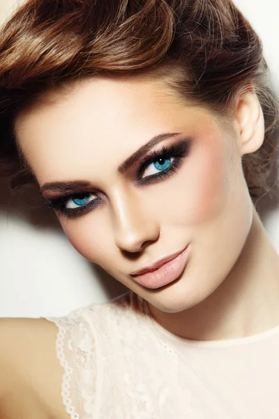 Vackra blå-eyed leende kvinna — Stockfoto
