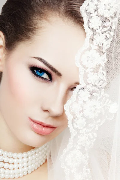 Portrait of young beautiful bride — Stock Photo, Image