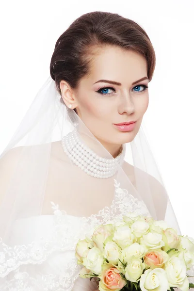 Bella sposa con elegante make-up — Foto Stock