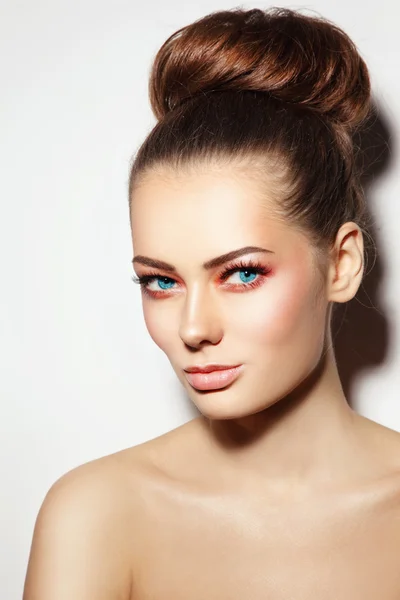 Zdravá žena s elegantní make-up — Stock fotografie