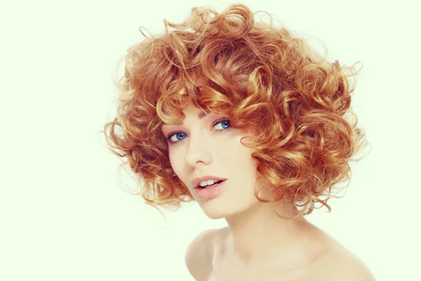 Göndör, vörös hajú nő — Stock Fotó