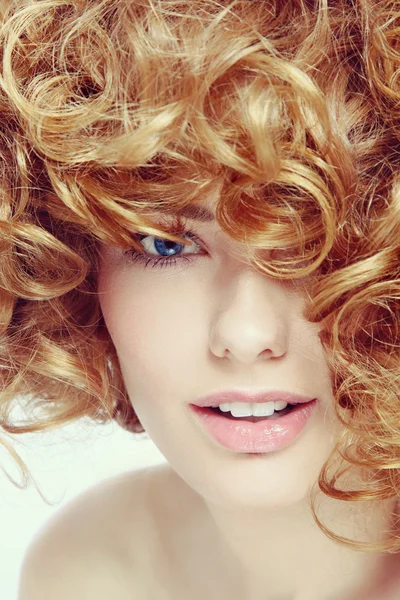 Mosolyogva göndör, vörös hajú nő — Stock Fotó
