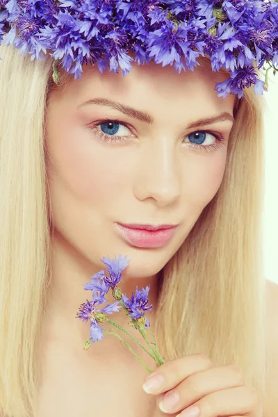 Ung vacker flicka med blå blommor — Stockfoto