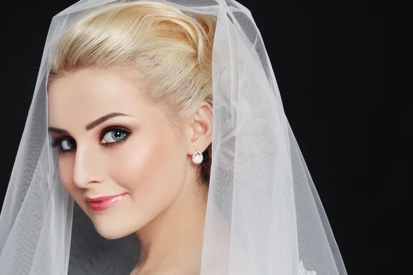 Beautiful happy smiling bride — Stock Photo, Image