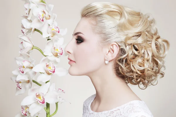 Young beautiful blonde bride — Stock Photo, Image