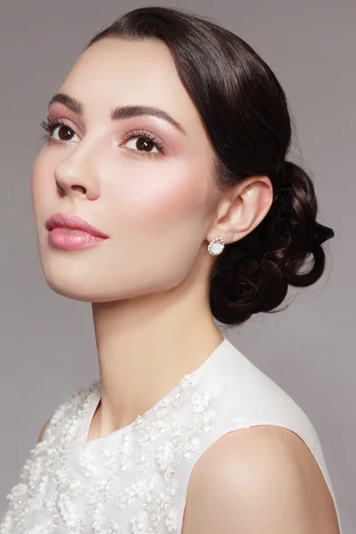 Sposa sognante con trucco elegante — Foto Stock