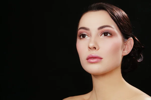 Hermosa mujer con maquillaje fresco — Foto de Stock