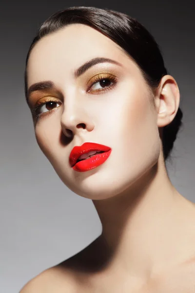 Hermosa mujer con maquillaje elegante — Foto de Stock