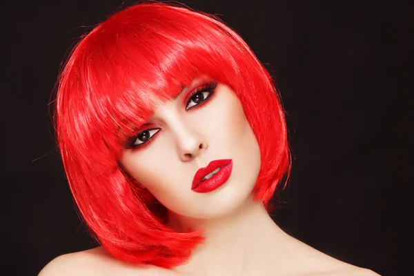 Mädchen mit roter Perücke im Bob-Stil — Stockfoto