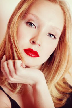 Genç, güzel sarışın kadın.