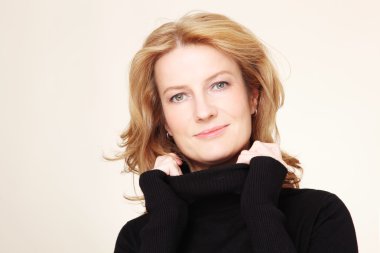 güzel Olgun kadın gülümsüyor