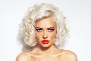 Şık bir saç modeli ile sarışın seksi kadın
